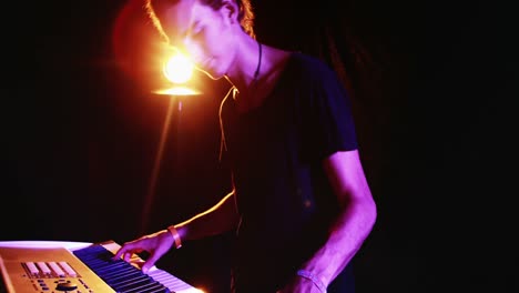 hombre tocando teclado electrónico 4k