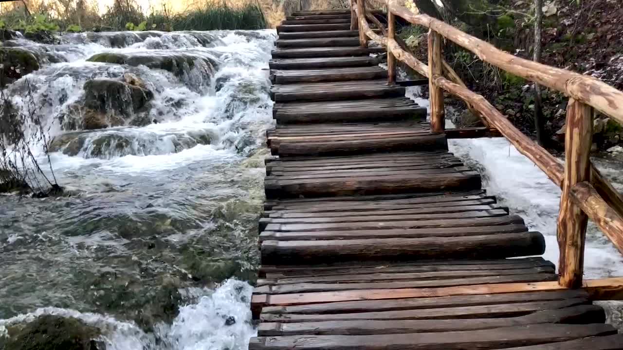 camino de madera en la cascada del parque nacional de plitvice
