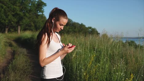 mujer usando teléfono inteligente al aire libre