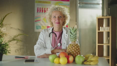 nutritionist presenting healthy fruits