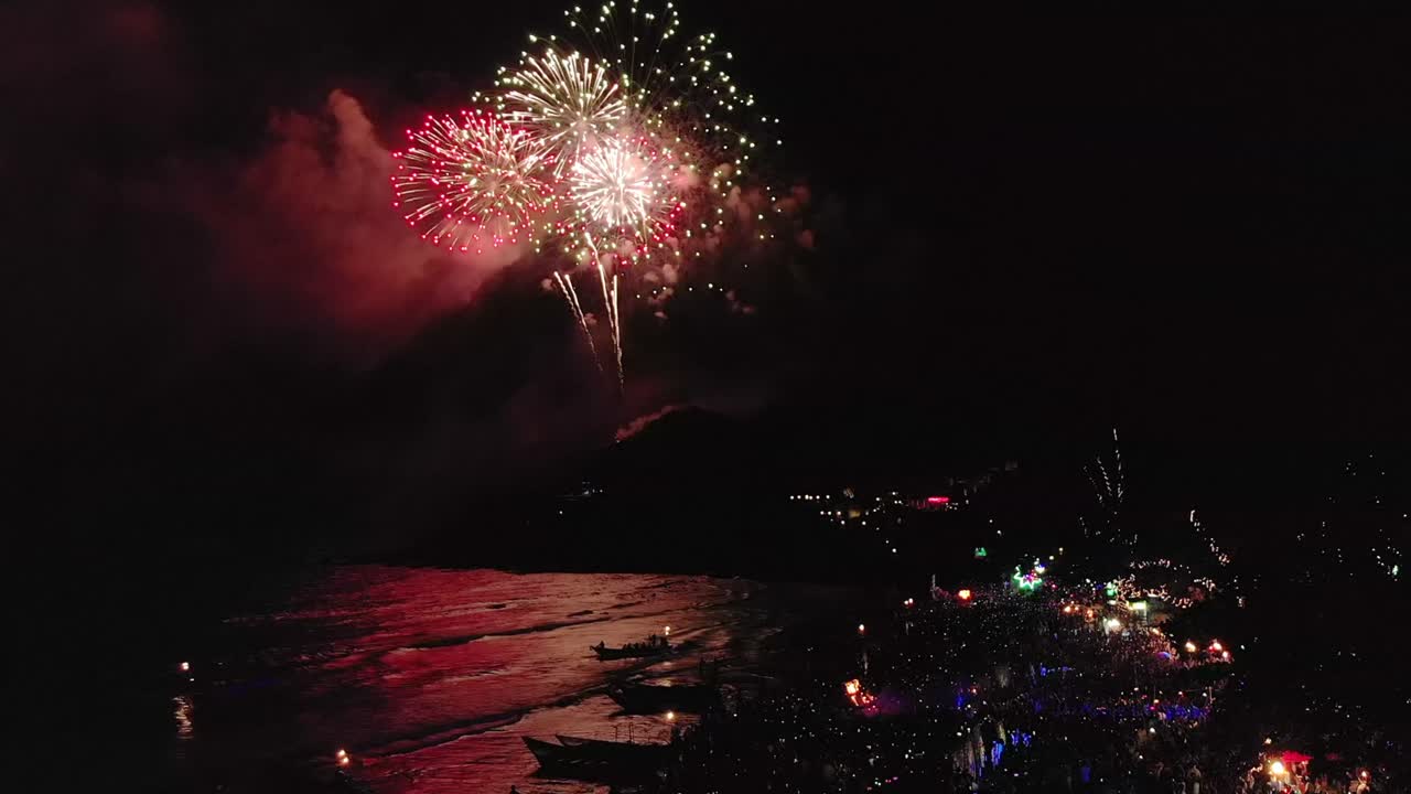 fuegos artificiales en la víspera de año nuevo sobre el festival de baile en la playa de la isla tropical