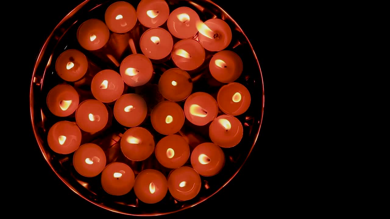 sytytetyt vilkkuvat kynttilät lautasessa koristeeksi diwali-tapahtumassa yläkulmasta