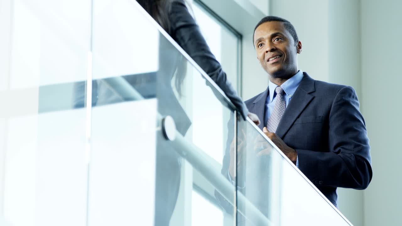 reunión del equipo de negocios financieros multiétnicos masculino-femenino