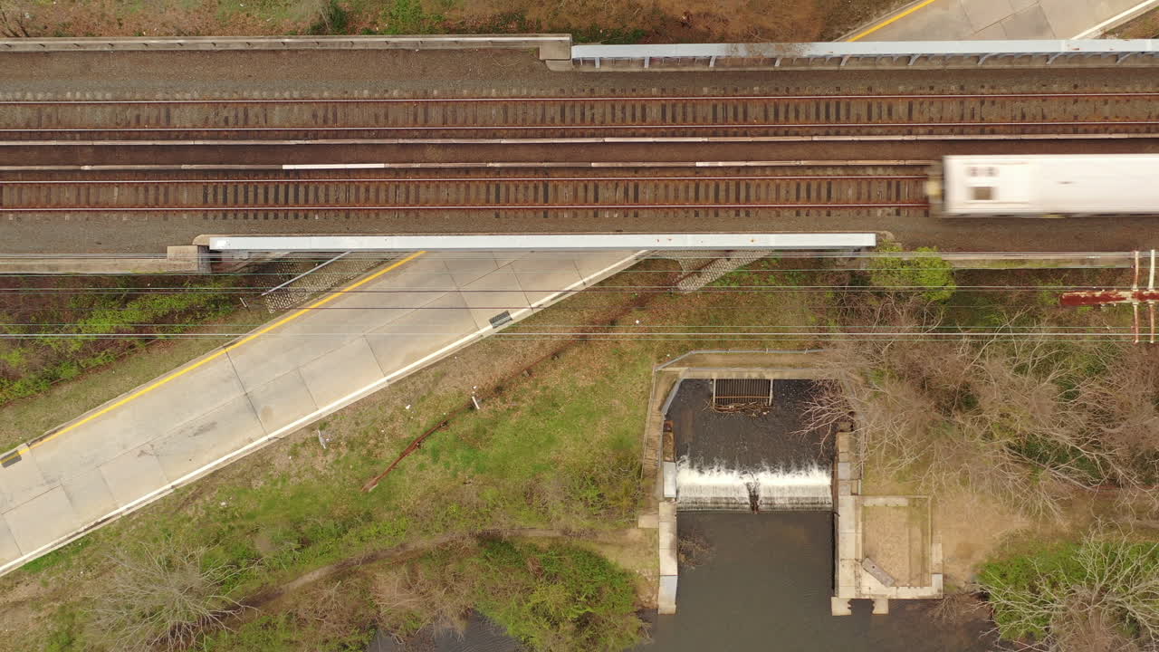 흐린 날 호수의 작은 물줄기 위로 위에서 아래로 드론으로 찍은 풍경