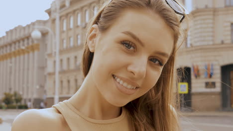 улыбающаяся женщина на открытом воздухе