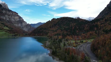 Clip-Aéreo-Del-Bosque-De-Tundra-Y-Un-Lago-Junto-A-Las-Cumbres-Montañosas-De-Gran-Altitud