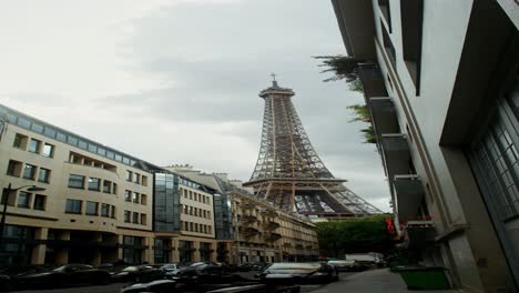 vista de la torre eiffel desde una calle parisina