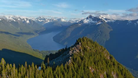 lago pintoresco rodeado de montañas y árboles