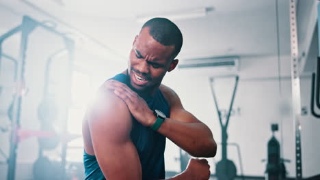 man with a sore shoulder in a gym