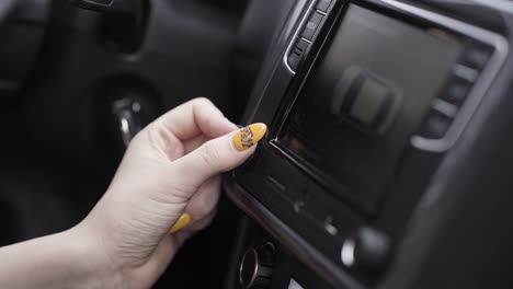 mujer ajustando la radio del coche