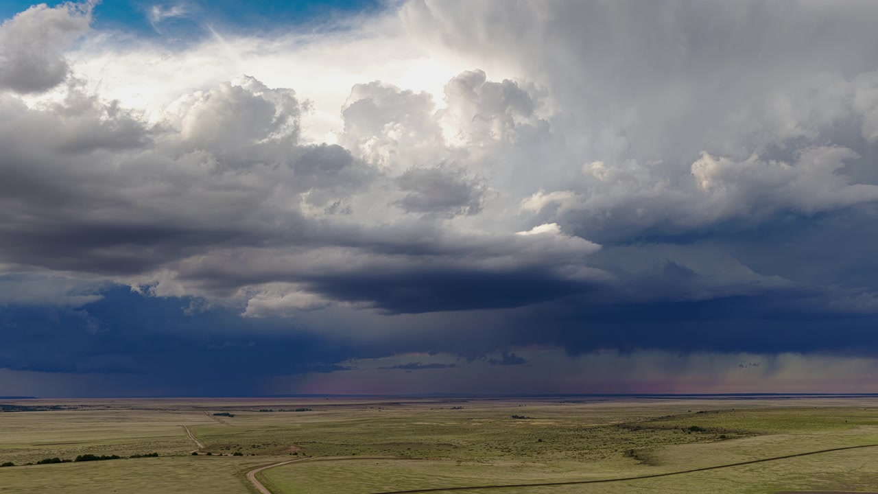 Vidstrakt vildmarkslandskab og smuk himmel med stormskyer, 4K droneudsigt fra luften
