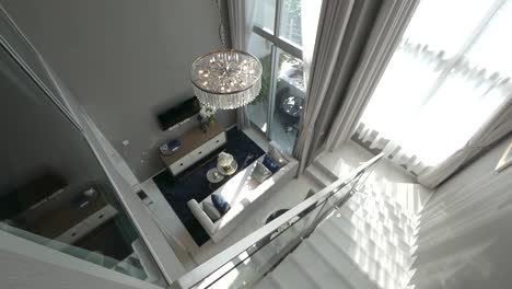 Maisonette-Wohnung-Mit-Hoher-Decke,-Dekoration-Von-Oben,-Die-Den-Wohnbereich-Zeigt
