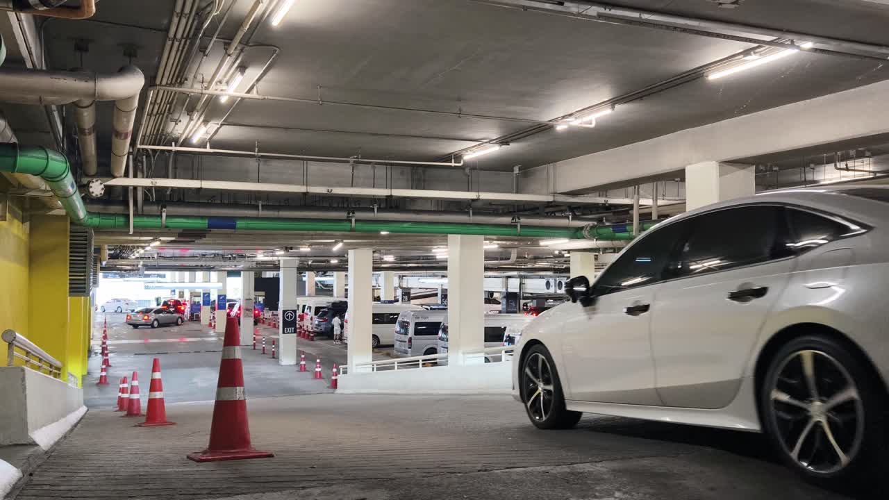 자동차가 있는 지하 주차장