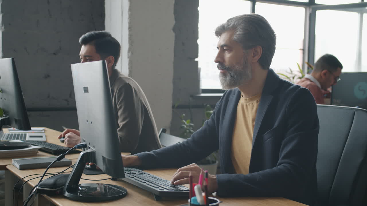 personas de negocios que trabajan en oficinas modernas