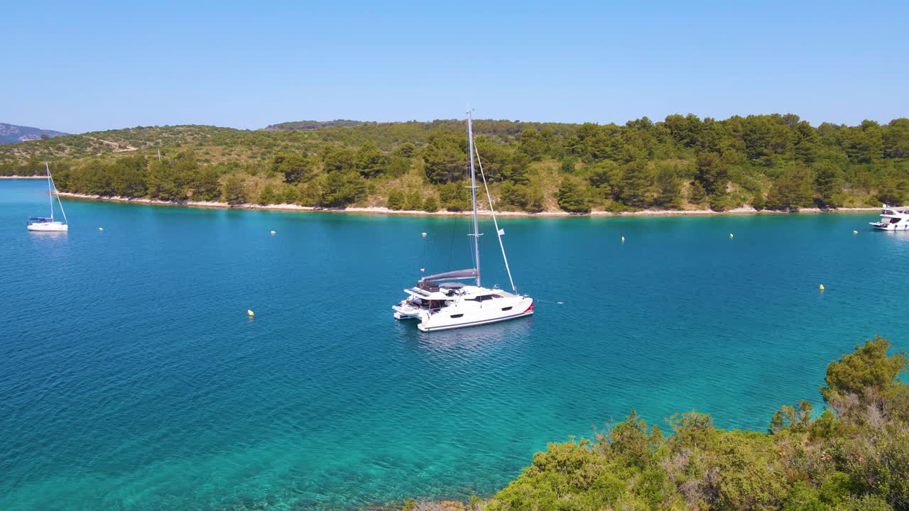 vuelo de drones sobre la franja costera, árboles, yates y la playa en la ciudad turística de croacia a orillas del mar adriático