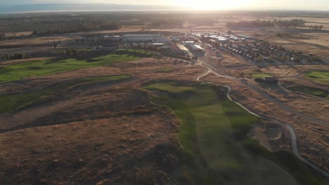 vuelo aéreo de regreso al campamento y la casa club del campo de golf en las primeras horas de la mañana