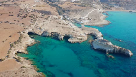 Amplia-Vista-Aérea-De-La-Maravillosa-Costa-De-Milos-Con-Mar-Turquesa-Cristalino,-Destino-Griego