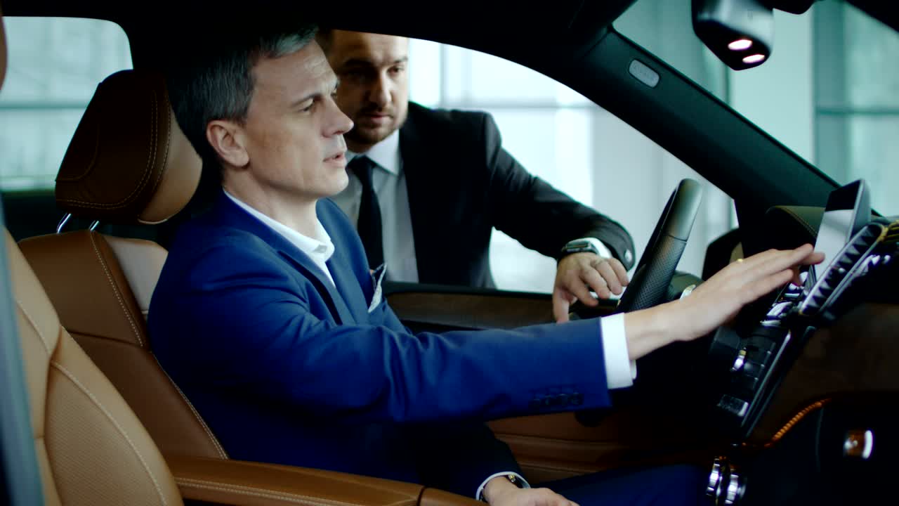 gerente mostrando el coche al hombre de negocios