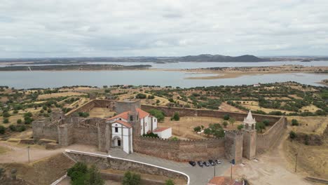 vista aérea en órbita de la fortaleza de mourão, paisaje alentejano único con el extenso lago alqueva