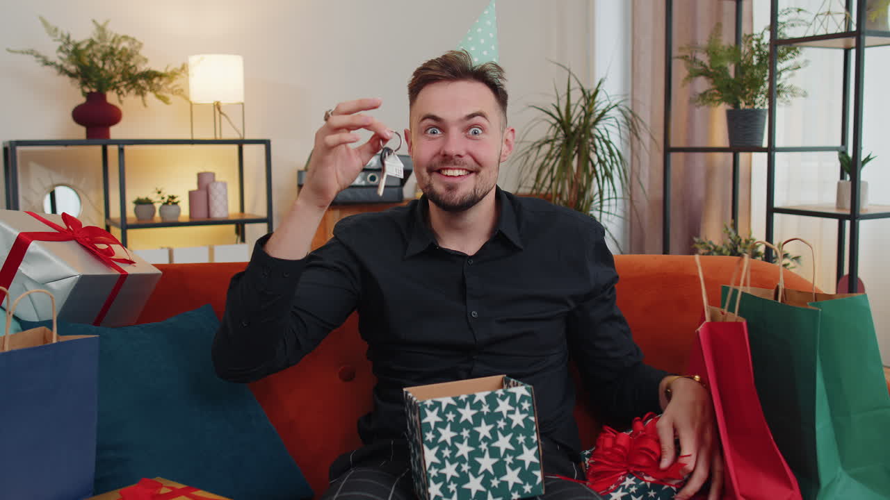 행복한 사업가 리본과 함께 생일 선물 상자를 들고, 파티를 축하하고, 집에서 선물을 열고