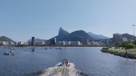 Imágenes-Aéreas-Siguiendo-Una-Lancha-Rápida-Que-Navega-Hacia-La-Bahía-De-Botafogo-En-Río-De-Janeiro,-Brasil.