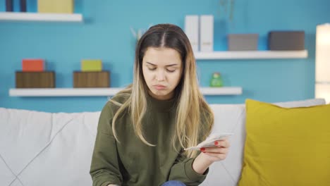 Mujer-Joven-Confundida-Mirando-Una-Factura-Cara.