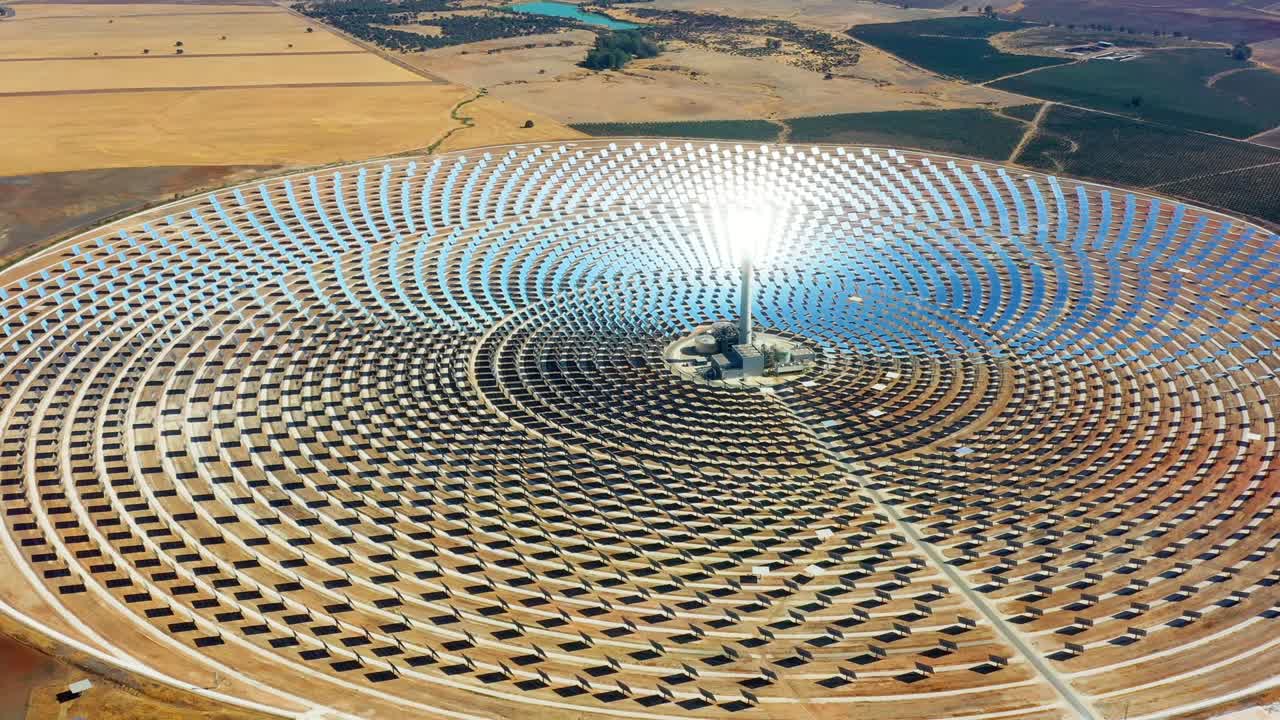 paneles solares centrales eléctricas circulares con el reflejo de la luz solar en los paneles para producir energía renovable y libre de contaminación - vista aérea con un avión no tripulado - concepto ambiental