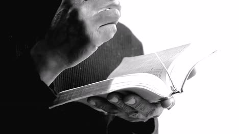 orando a dios con las manos juntas con la biblia en fondo blanco con la gente stock video stock footage