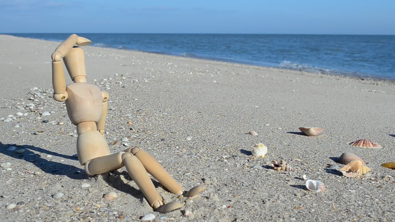 Wooden dummy on the beach. Shooting on the beach