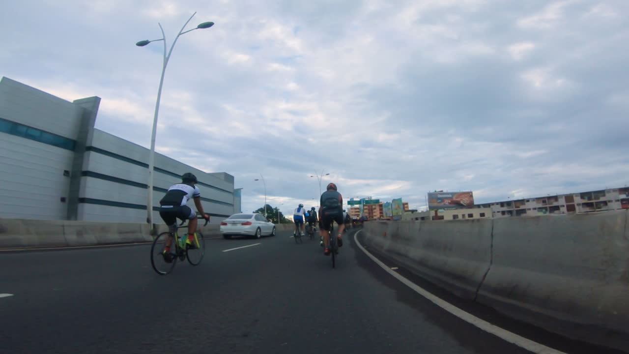파나마의 고속도로에서 자전거를 타는 자전거 타는 사람들