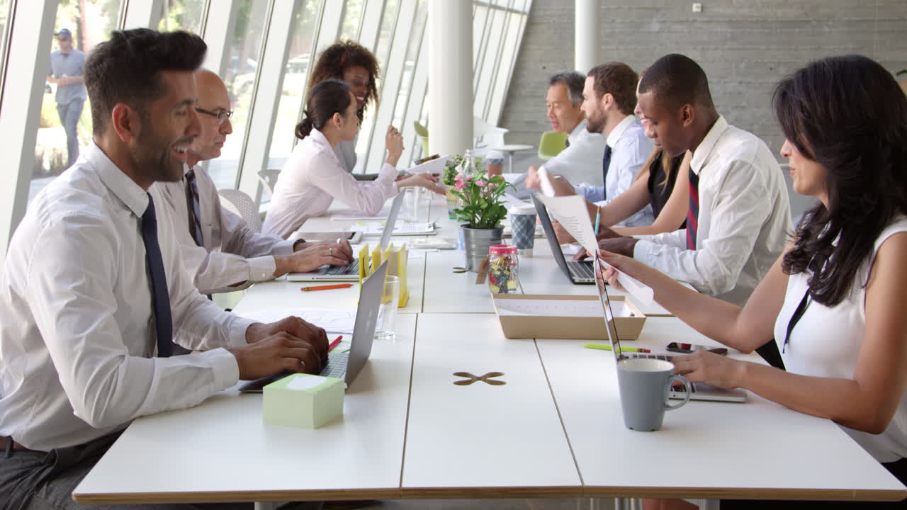 reunión de equipo de negocios alrededor de la mesa de la sala de juntas filmada en r3d