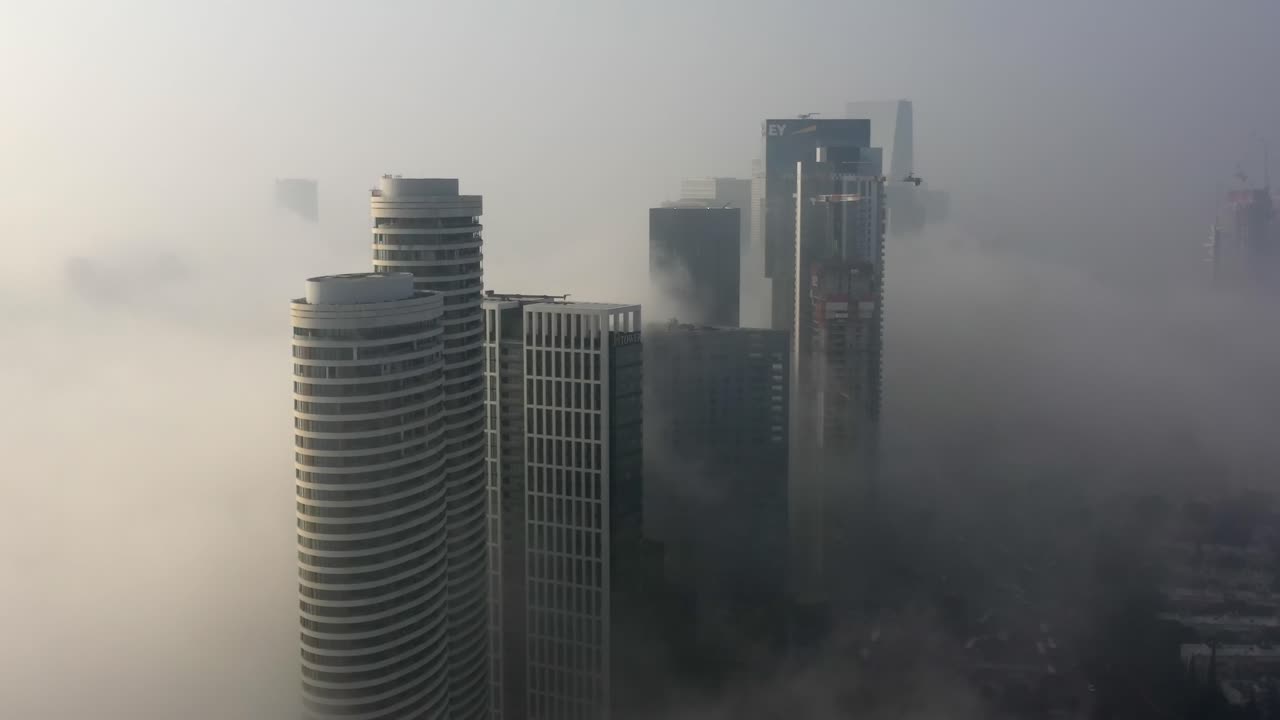 안개가 가득한 도시 스카이 라인