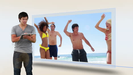 hombre viendo sus vacaciones en la playa en una tableta