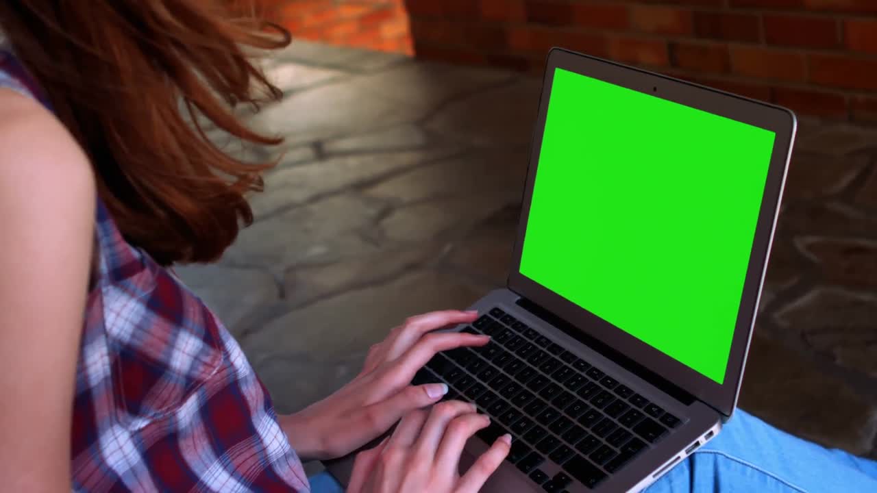 estudiante que usa una computadora portátil