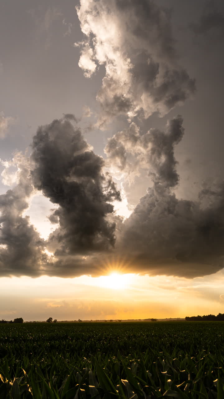 Vivaci nuvole di tempesta al tramonto che si estendono su un cielo spettacolare con colori intensi, contrasti e atmosfera meteorologica
