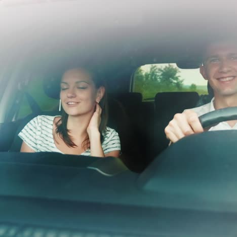 feliz viaje en el coche con amigos