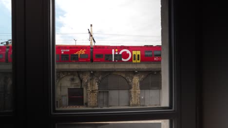 Ter-Zug-Durch-Fenster-In-Frankreich-Gesehen