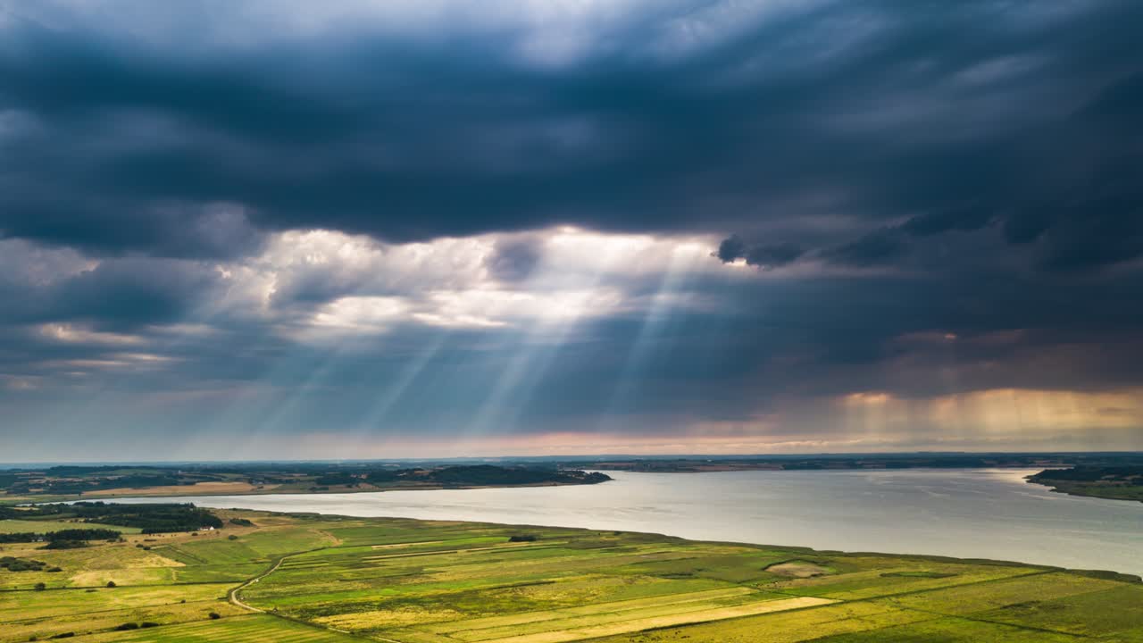 녹색 계곡 위를 지나가는 폭풍우 치는 검은 구름