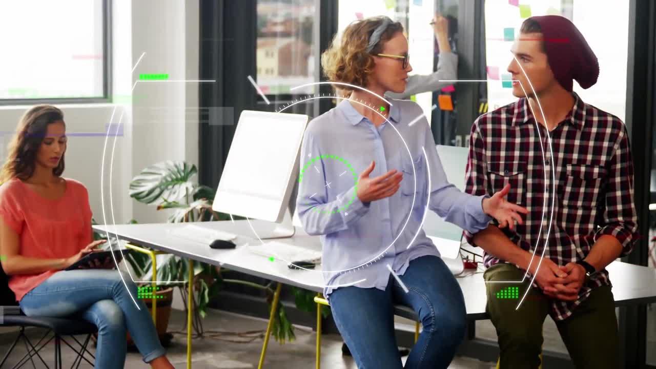 Animation af scanning og databehandling over forskellige forretningsfolk på kontor