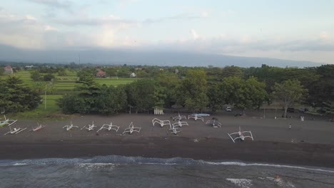 imágenes de drones dlog de volar de regreso a la playa con vistas de barcos en 4k y 30 fotogramas por segundo