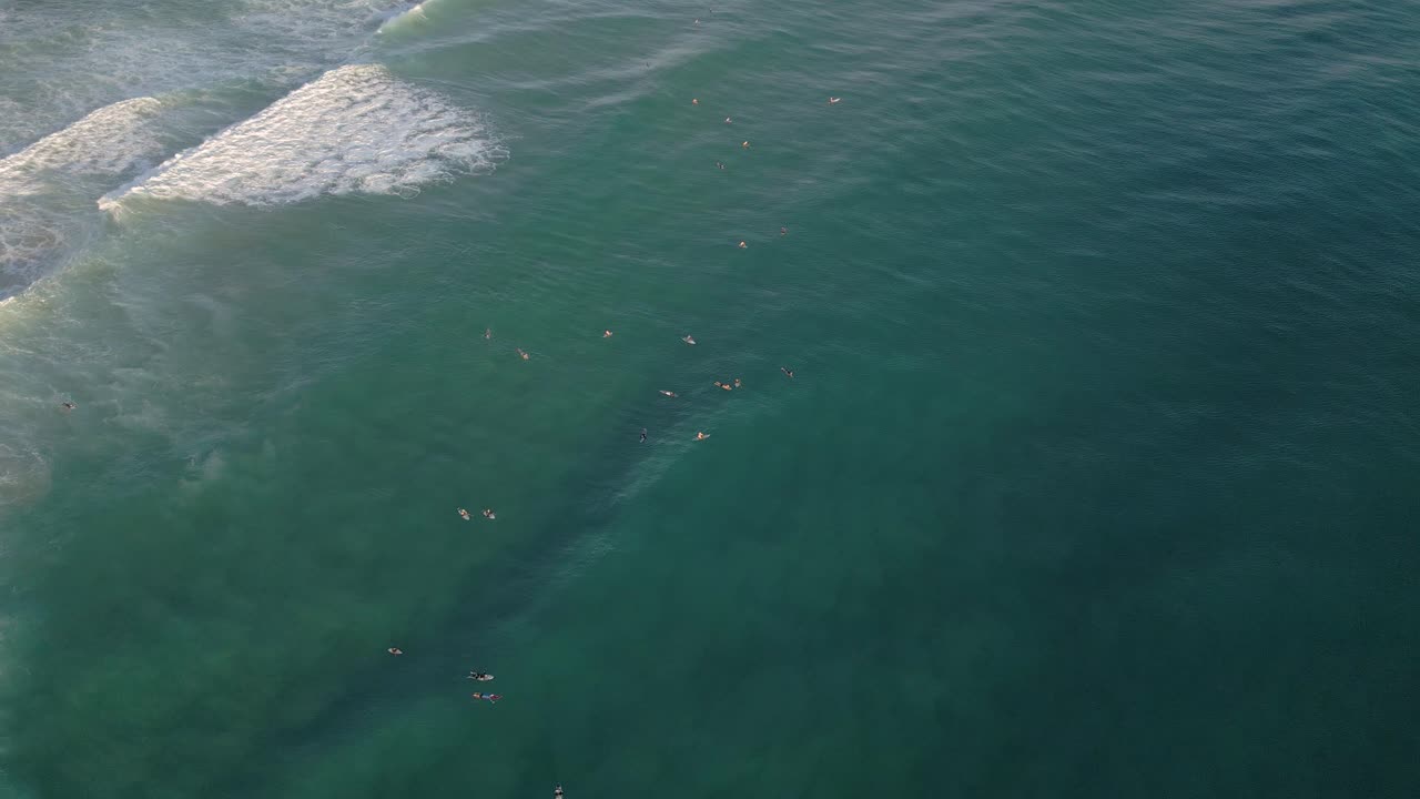 일출, 골드 코스트, 퀸즐랜드, 호주에서 벌리 머리에서 서퍼에 대한 공중 전망