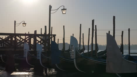 Escena-Del-Muelle-De-Venecia-Con-Góndolas-Amarradas-Cerca-Del-Muelle.