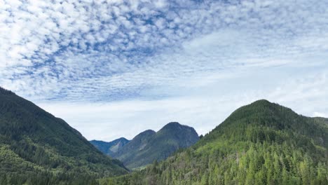 Aerial-view-panning-over-the-peaks-in-the-Cascade-Mountain-Range-during-summer-time