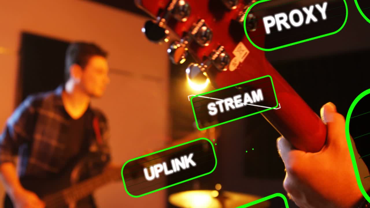 Gitarrist greift roten Hals im Musikstudio, Kameraschwenk initiiert Neon-Stream-Labels über der Gitarre