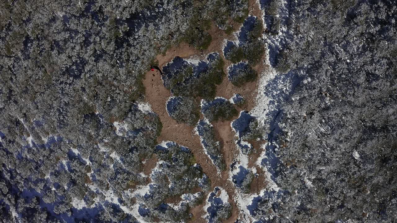 descanso de descanso del grupo de senderismo en la ruta de la montaña, yunnan china, aéreo de arriba hacia abajo