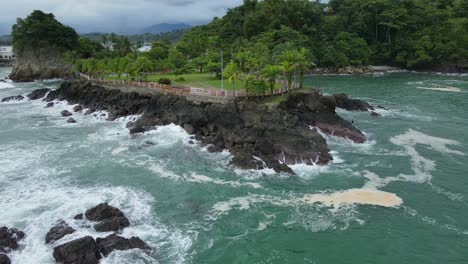 Park-orbit-Nahomi-in-Quepos,-Costa-Rica