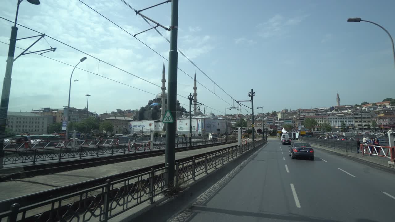 택시를 타고 갈라타 다리를 건너 이스탄불의 중심에 도착합니다.