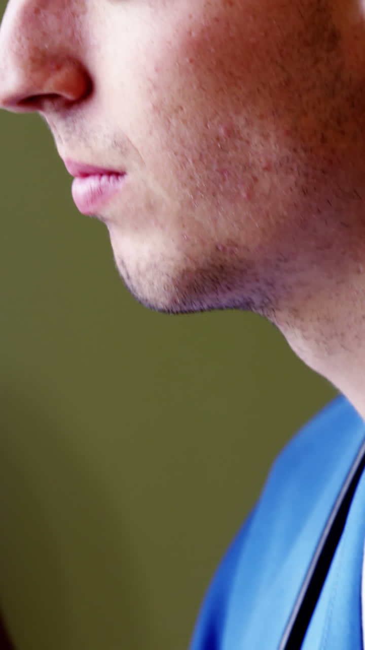 médico pensativo de pie junto a la ventana