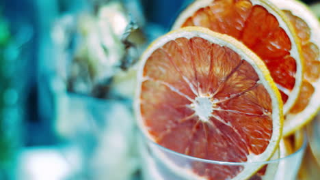 rebanadas de pomelo rojo en vaso preparadas para su uso en cócteles