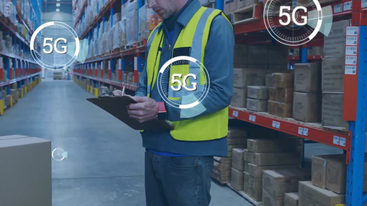 texto de 5g sobre escáneres redondos de neón contra un trabajador caucásico escribiendo en el clipboard en un almacén